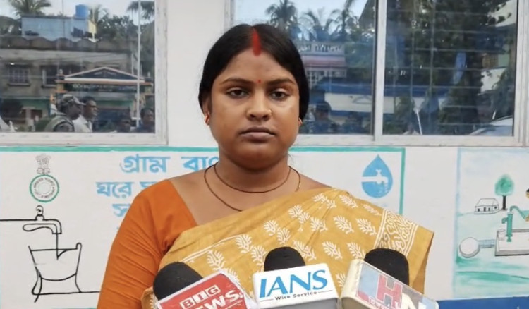 এবার বাড়ি দখলের অভিযোগ উঠল" বিধায়ক রেখা পাত্রের বিরুদ্ধে।নমিনেশন জমা দেওয়ার সময় ব্যাংক একাউন্টে উল্লেখ ছিল ৬০ থেকে ৭০ হাজার টাকা"অথচ তিন মাসের মধ্যে ১ কোটি ২৫ লক্ষ টাকা দিয়ে বাড়ি কিনবেন বলে কথা দিয়েছেন রেখা পাত্র